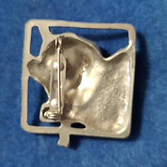 Seagull signed pewter 1993 cat with bow brooch - Picture 2 of 4